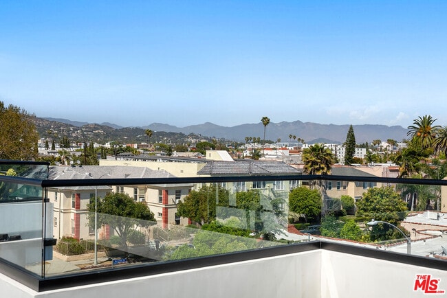 733 N Gramercy Pl in Los Angeles, CA - Building Photo - Building Photo