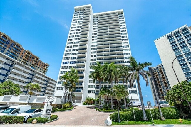 3140 S Ocean Dr, Unit 201 in Hallandale Beach, FL - Foto de edificio - Building Photo