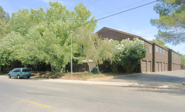 Arden Court Garden Townhomes in Sacramento, CA - Building Photo - Building Photo