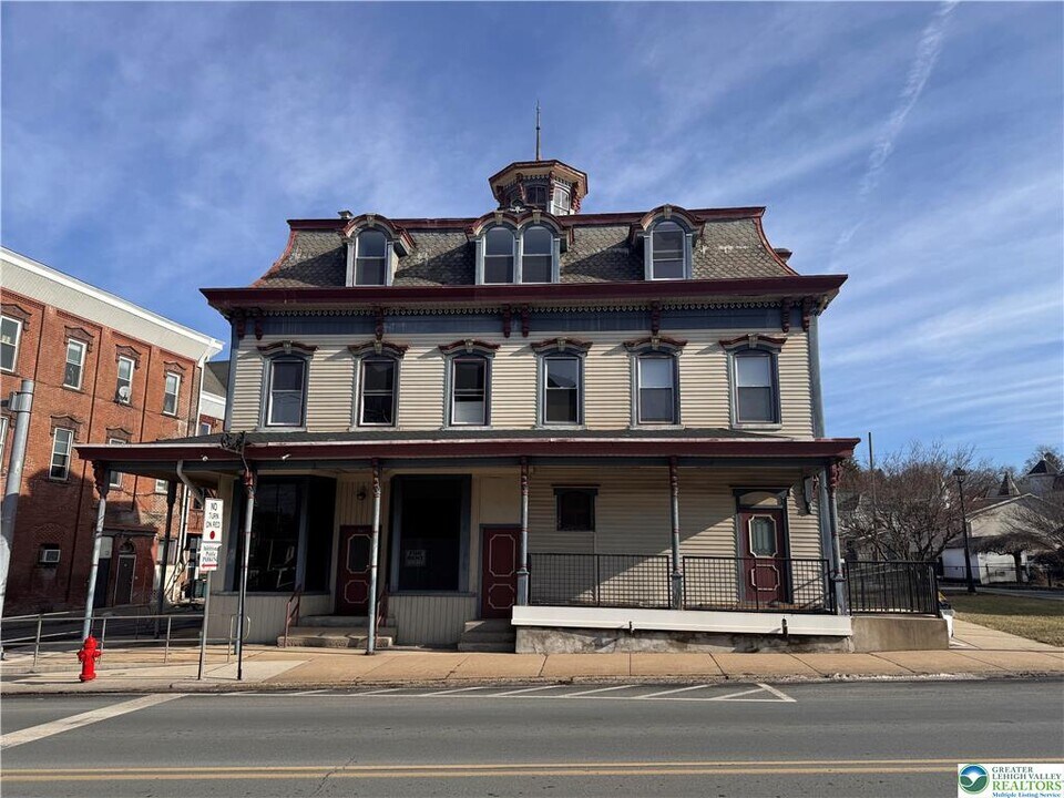 701 Main St in Slatington, PA - Building Photo