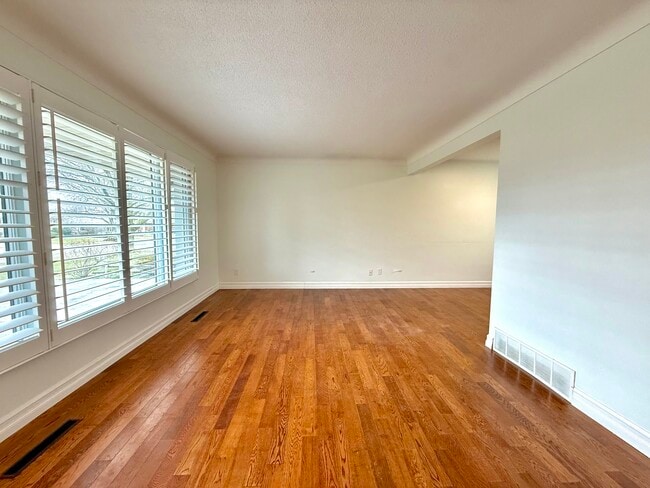 90 Rochelle Dr in St Catharines, ON - Building Photo - Building Photo