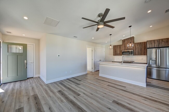 205 Co Rd 105 in Salida, CO - Foto de edificio - Building Photo