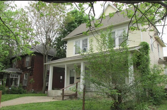 1506 E Main St in Muncie, IN - Foto de edificio - Building Photo