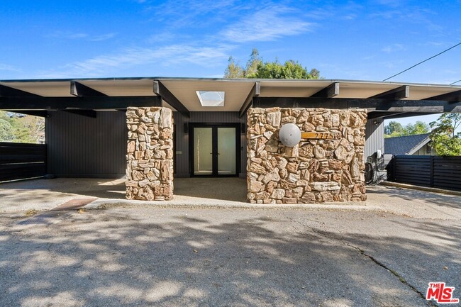 2775 Rinconia Dr in Los Angeles, CA - Building Photo - Building Photo