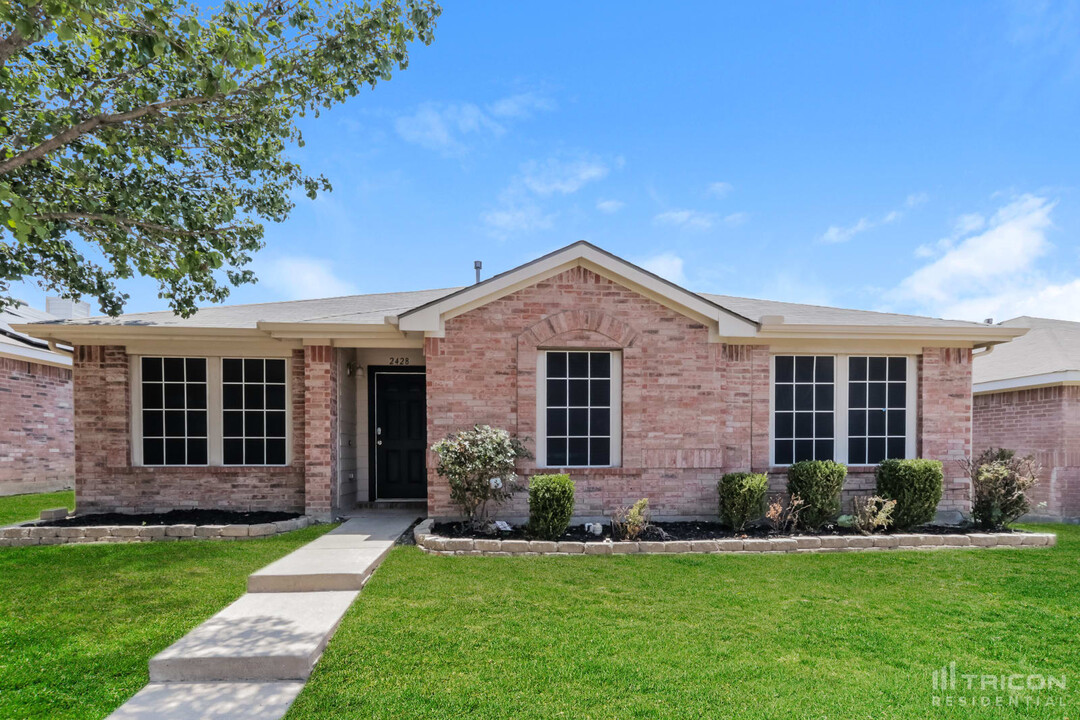 2428 Mallory Ln in Lancaster, TX - Building Photo