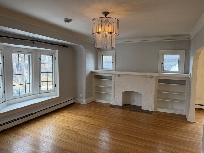 2031 E Marion St in Shorewood, WI - Foto de edificio - Building Photo