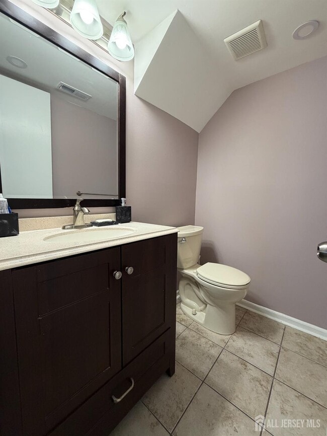 80 Farnham Square in Sayreville, NJ - Building Photo - Building Photo