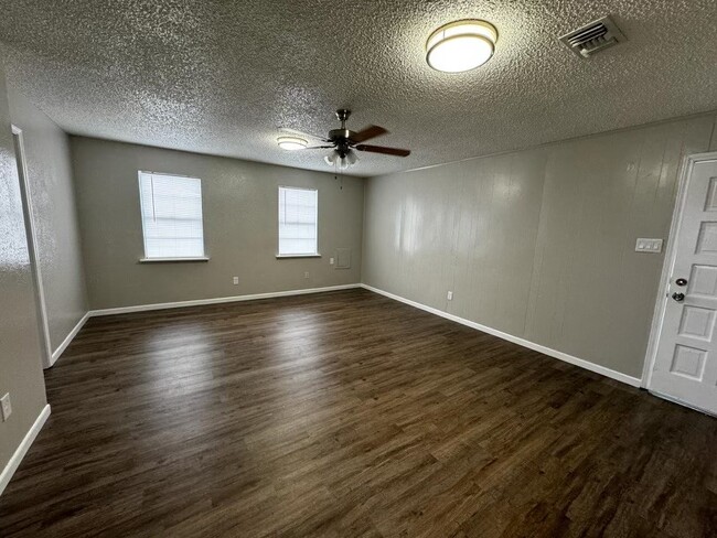 717 6th St in San Leon, TX - Building Photo - Building Photo