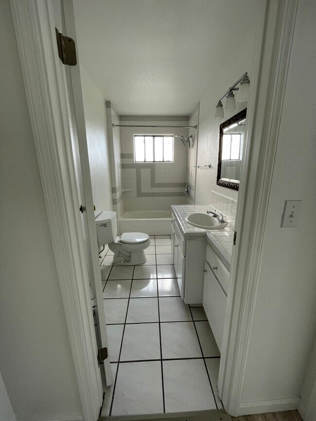 1411 E 38th St in Oakland, CA - Building Photo - Building Photo