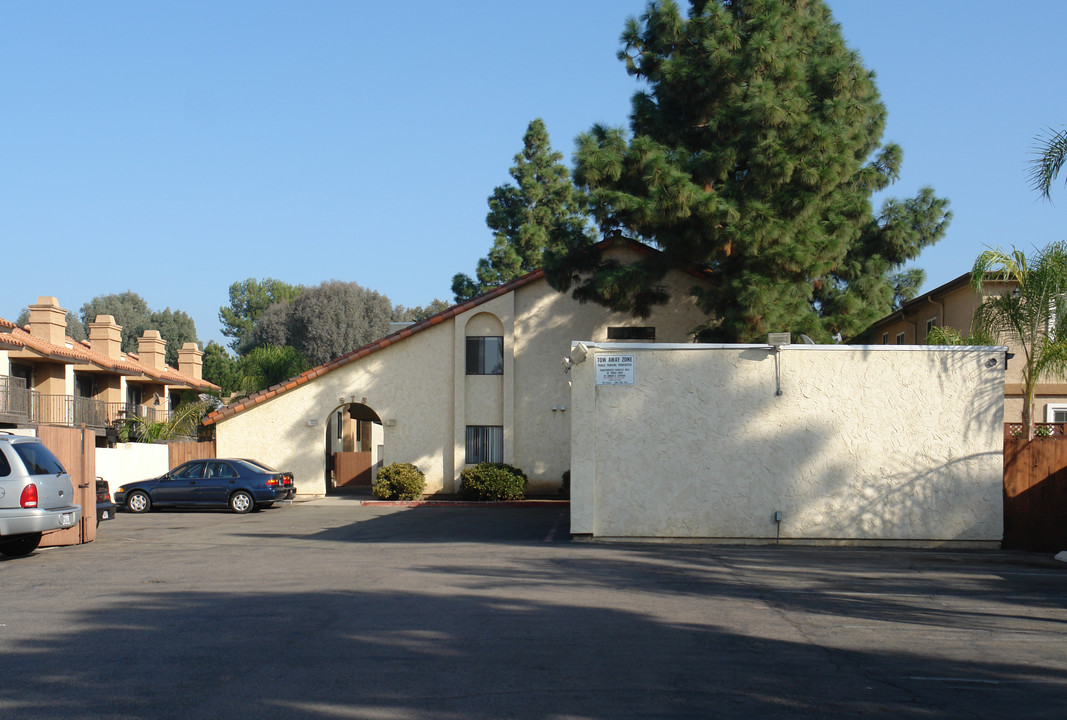 Mollison Terrace Apartments in El Cajon, CA - Foto de edificio