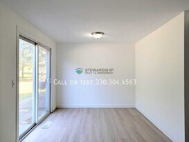 376 Oak Mnr Ave NE in Massillon, OH - Building Photo