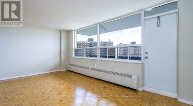 6161 Bathurst St in Toronto, ON - Building Photo - Building Photo