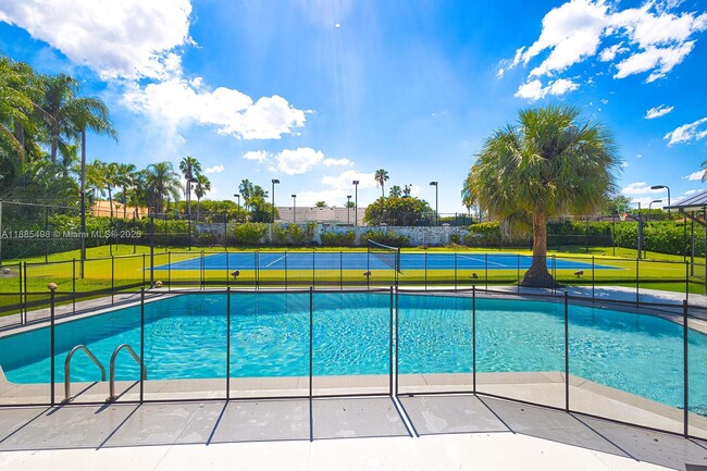 10506 SW 89th Pl in Miami, FL - Foto de edificio - Building Photo