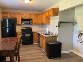 220 Larchwood Dr in Simpsonville, SC - Building Photo - Building Photo