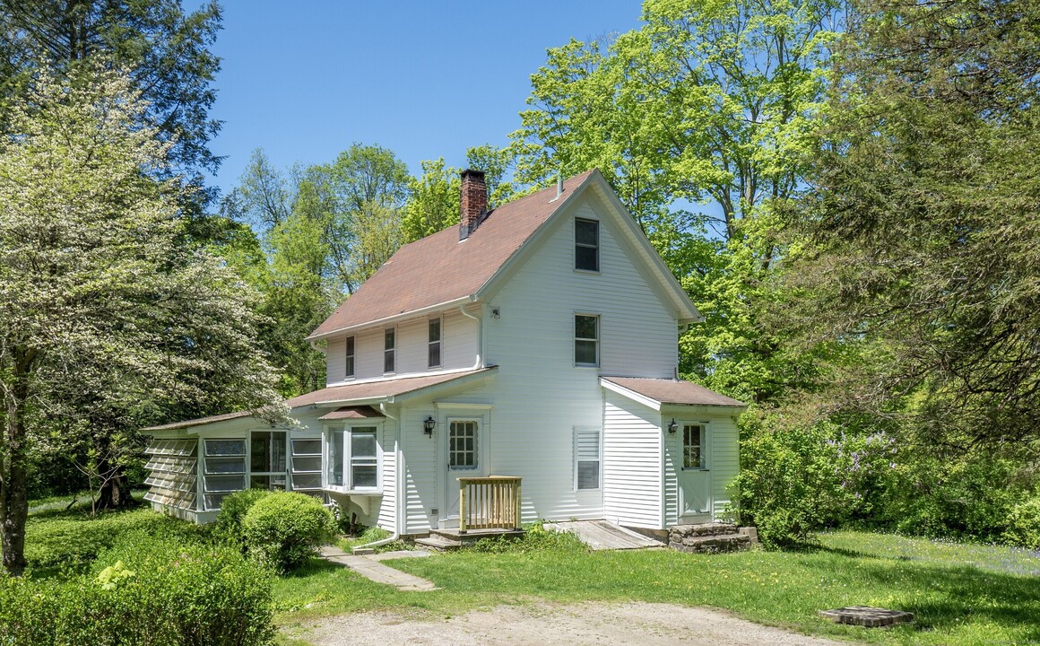 209 Peaceable St in Ridgefield, CT - Building Photo