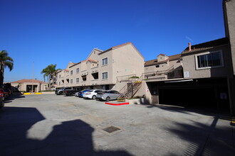 2771 W Ball Rd, Unit 1-201 in Anaheim, CA - Foto de edificio - Building Photo