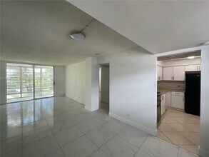 447 NE 195th St in Miami, FL - Building Photo - Building Photo