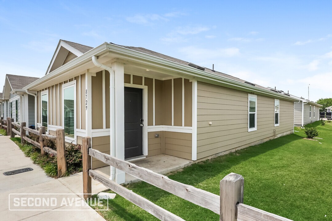 8729 Cottage Crk Dr in Fort Worth, TX - Building Photo