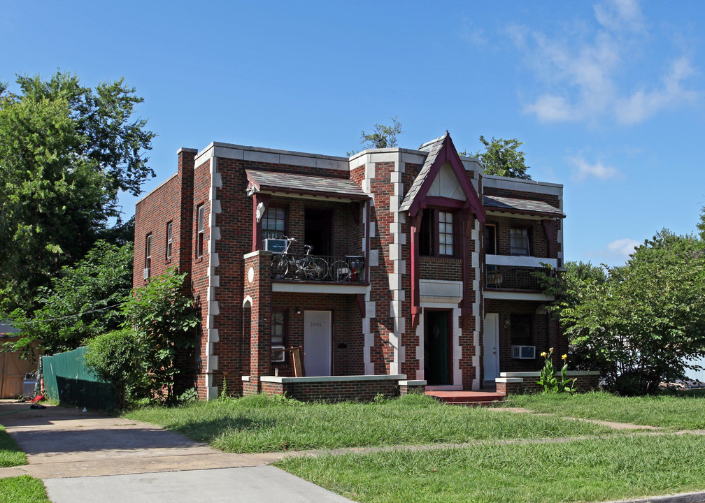 2206 E 7th St in Tulsa, OK - Building Photo