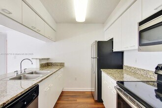 1756 N Bayshore Dr, Unit 39O in Miami, FL - Building Photo - Building Photo