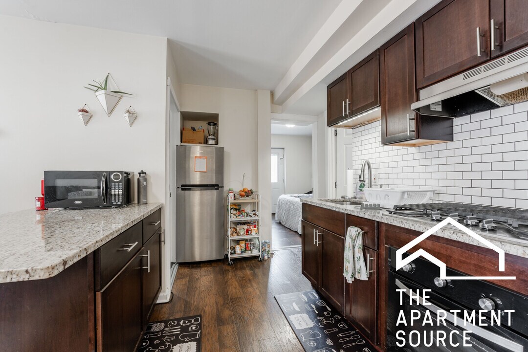 1501 W Fullerton Ave in Chicago, IL - Building Photo