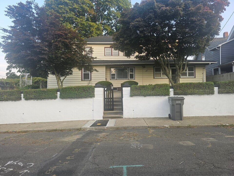 8 Cliff St in Naugatuck, CT - Building Photo