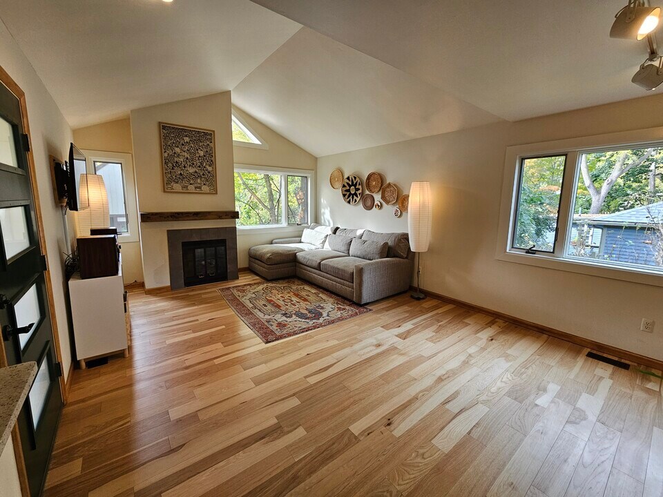 808 Jones Dr in Ann Arbor, MI - Building Photo