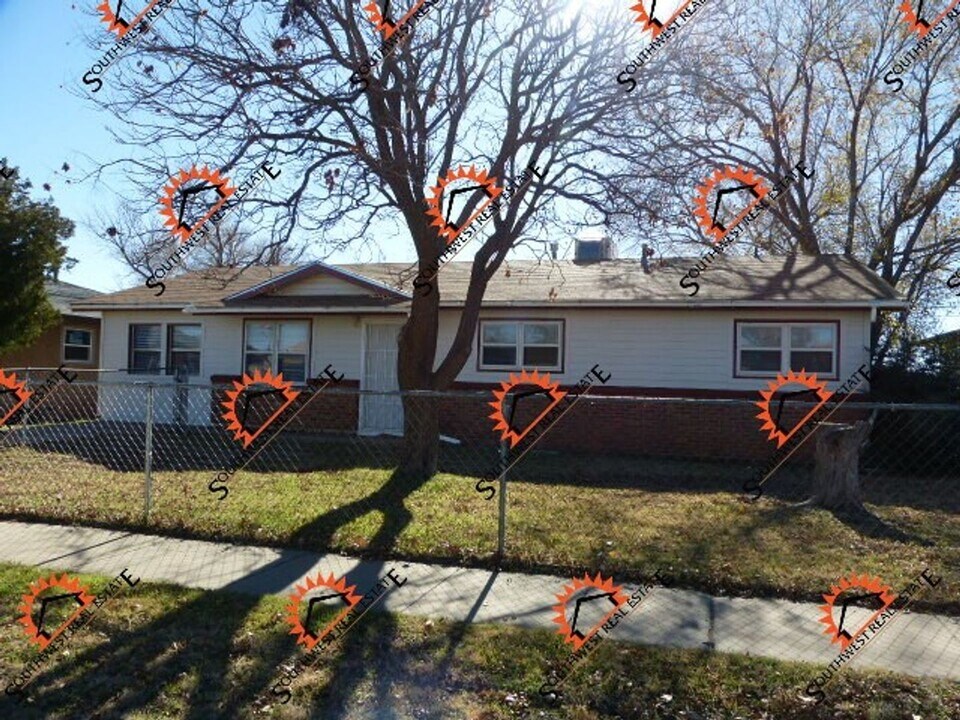 517 W 17th St in Clovis, NM - Building Photo