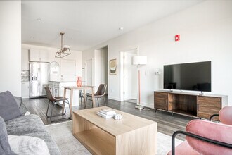 100 N Addison Ave in Elmhurst, IL - Foto de edificio - Building Photo