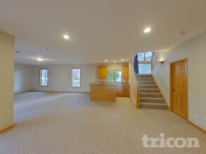 1202 Adrian Dr in Chaska, MN - Foto de edificio - Building Photo