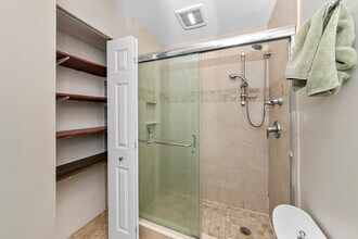 2036 N Larrabee St, Unit 8103 in Chicago, IL - Foto de edificio - Building Photo