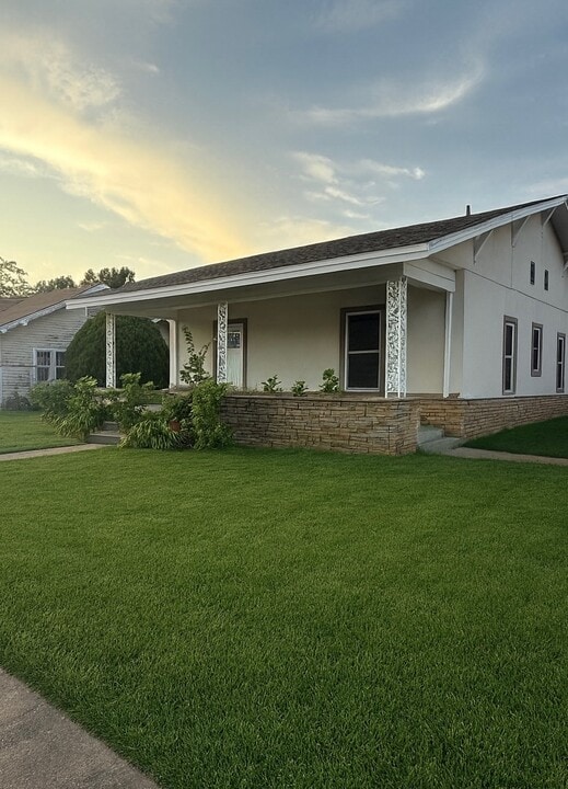 808 E Oak St in Cushing, OK - Building Photo