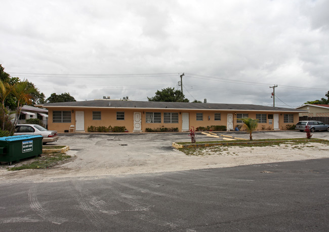 Golden Coach Apartments in Miramar, FL - Building Photo - Building Photo