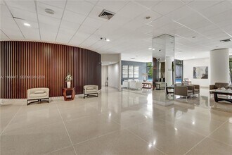 20100 W Country Club Dr in Aventura, FL - Foto de edificio - Building Photo