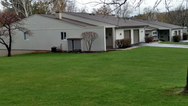 Oxford Towne Apartments in New Hartford, NY - Building Photo - Building Photo