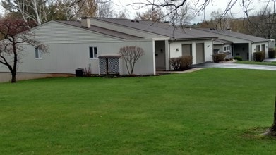 Oxford Towne Apartments in New Hartford, NY - Foto de edificio - Building Photo