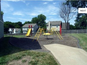 Overbrook Hills in Merriam, KS - Foto de edificio - Building Photo