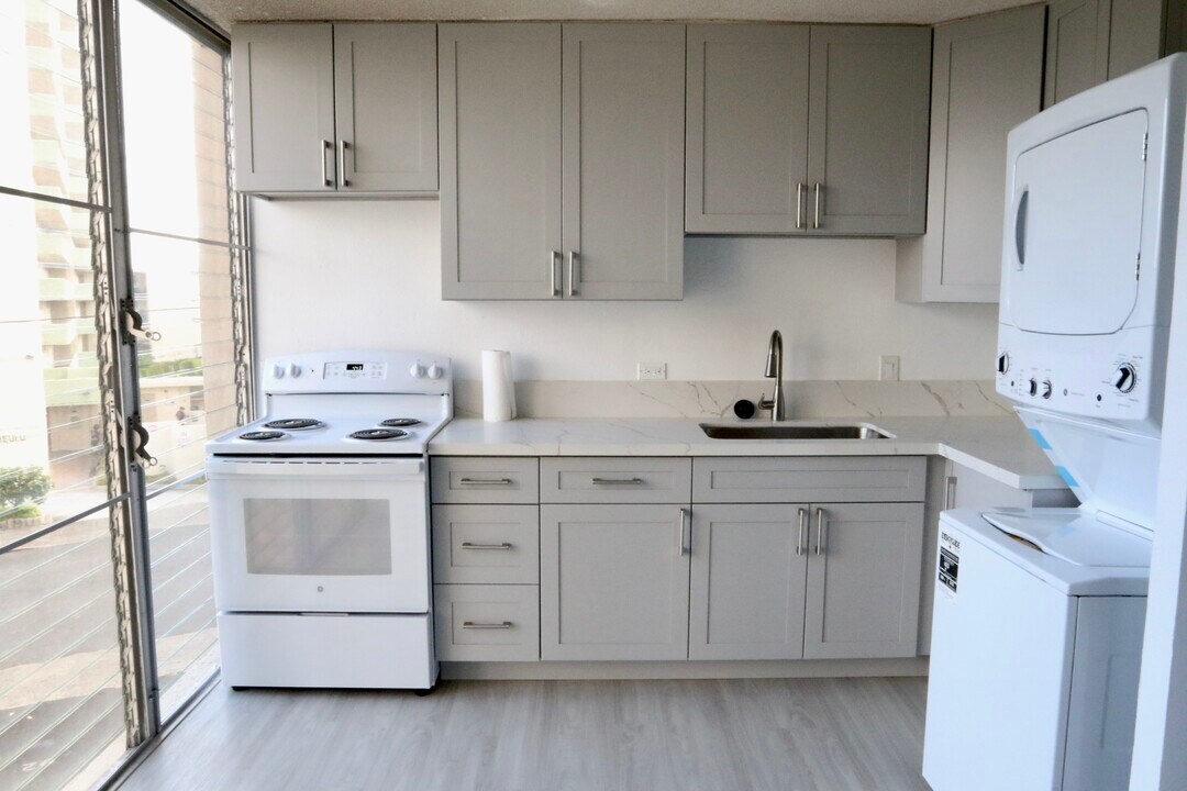 1702 Kewalo St, Unit 2BR 1BA Makiki apartment in Honolulu, HI - Building Photo