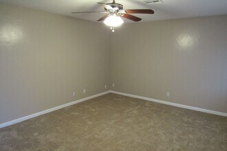 2623 Van Buren Pl in Bakersfield, CA - Foto de edificio - Building Photo