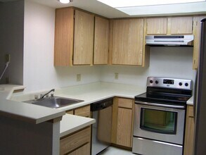 1276 Bellevue Way NE in Bellevue, WA - Building Photo - Building Photo
