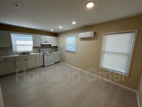 305 8th Ave E in Hendersonville, NC - Building Photo - Building Photo