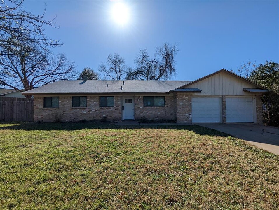 2401 Rogge Ln in Austin, TX - Building Photo