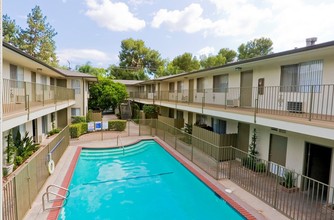 Vista Park Apartments in Reseda, CA - Building Photo - Building Photo