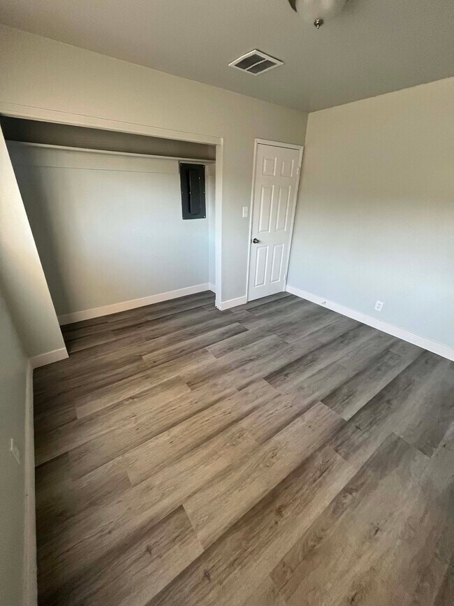 3801 Royal Crest St, Unit 8 in Las Vegas, NV - Building Photo - Building Photo