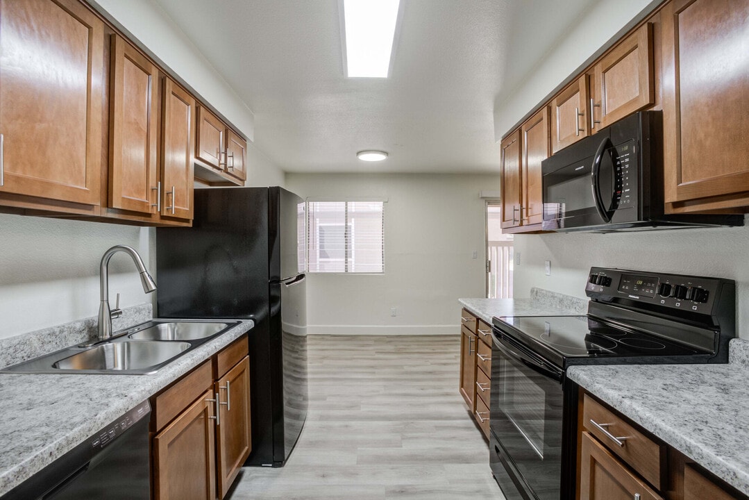 IMT Desert Palm Village in Tempe, AZ - Building Photo