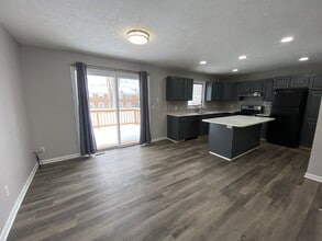 2147 Countrywood Dr SE in Kentwood, MI - Building Photo - Building Photo