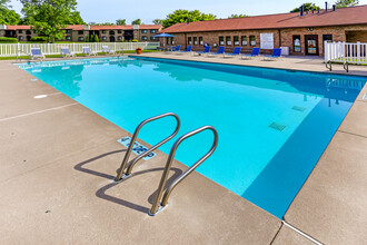 Spanish Gardens Apartments in Rochester, NY - Foto de edificio - Building Photo