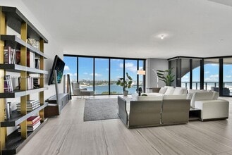 1000 Biscayne Blvd in Miami, FL - Foto de edificio - Building Photo