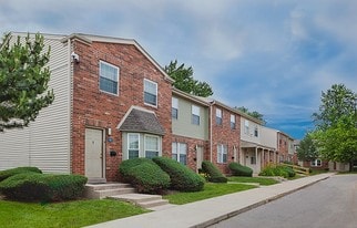 Squire Village Apartments in Elgin, IL - Building Photo