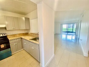 3199 Foxcroft Rd in Miramar, FL - Building Photo - Building Photo